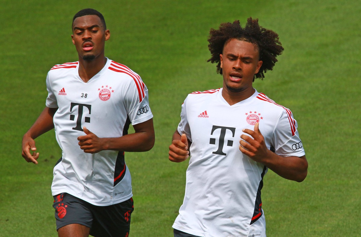 38 Ryan Gravenberch li. und Joshua Zirkzee, laufen, Sprint, Sprinttraining Fussball / 1. Bundesliga / FC Bayern Muenchen / Training an der Saebenerstrasse am 06.07.2022 / FOTO: Mladen Lackovic / LakoP ...