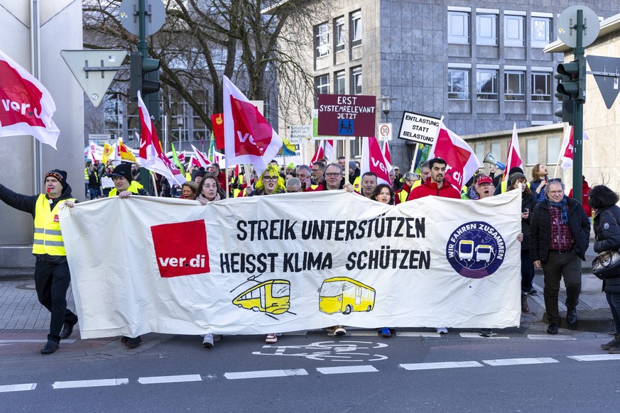 Gemeinsame Demonstration von Fridays for Future und Ver.di. 01.03.2024, EU, DEU, Deutschland, Nordrhein-Westfalen, Essen: Demonstration von Ver.di bzw. Besch