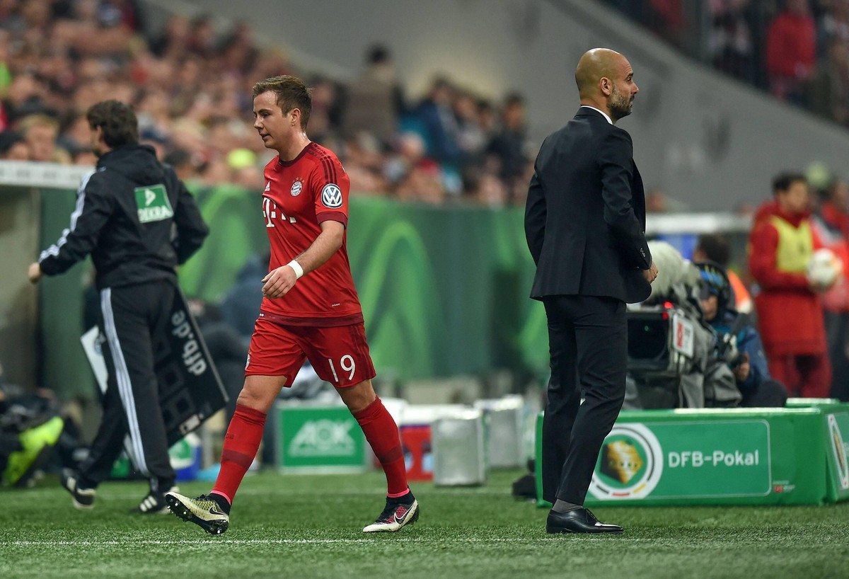 FUSSBALL DFB POKAL HALBFINALE SAISON 2015/2016 FC Bayern Muenchen - SV Werder Bremen 19.04.2016 Mario Goetze (li) und Trainer Pep Guardiola (re, beide FC Bayern Muenchen)
