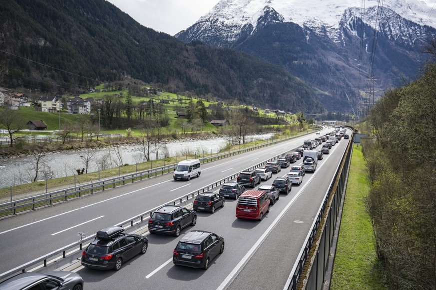 29.03.2024, Schweiz, Erstfeld: Der Oster-Reiseverkehr auf der Autobahn A2 vor dem Gotthardtunnel zwischen G
