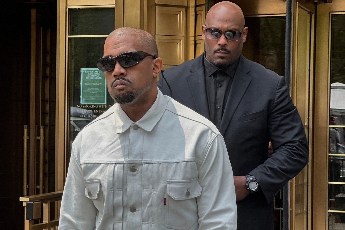 13.06.2025, USA, New York: Ye, der Rapper, der früher als Kanye West bekannt war, verlässt das Bundesgericht während des Prozesses gegen Sean &quot;Diddy&quot; Combs in New York. Der 55 Jahre alte Mus ...