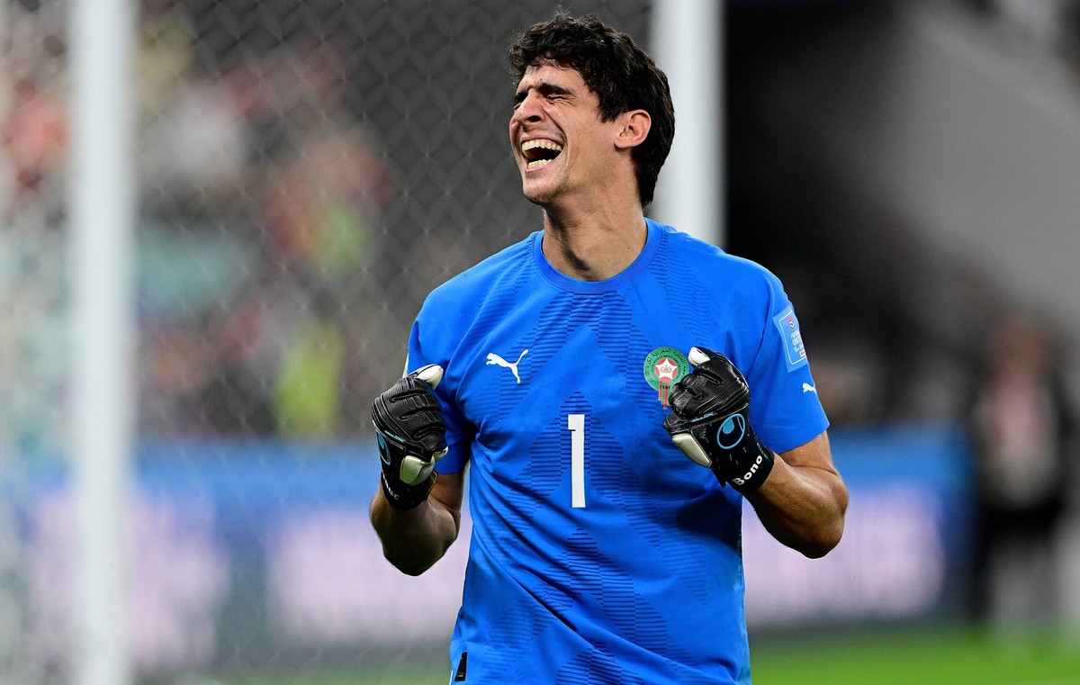 FUSSBALL WM 2022 Viertelfinale Marokko - Portugal 10.12.2022 Jubel nach dem Sieg von Torwart Yassine Bounou Bono Marokko *** FOOTBALL World Cup 2022 quarterfinals Morocco Portugal 10 12 2022 cheering  ...