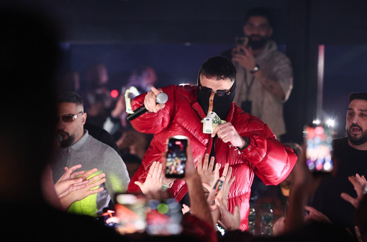 16.11.2025, Hessen, Gießen: Der Rapper Haftbefehl tritt im La Louve in Gießen auf. Foto: Hannes P. Albert/dpa +++ dpa-Bildfunk +++