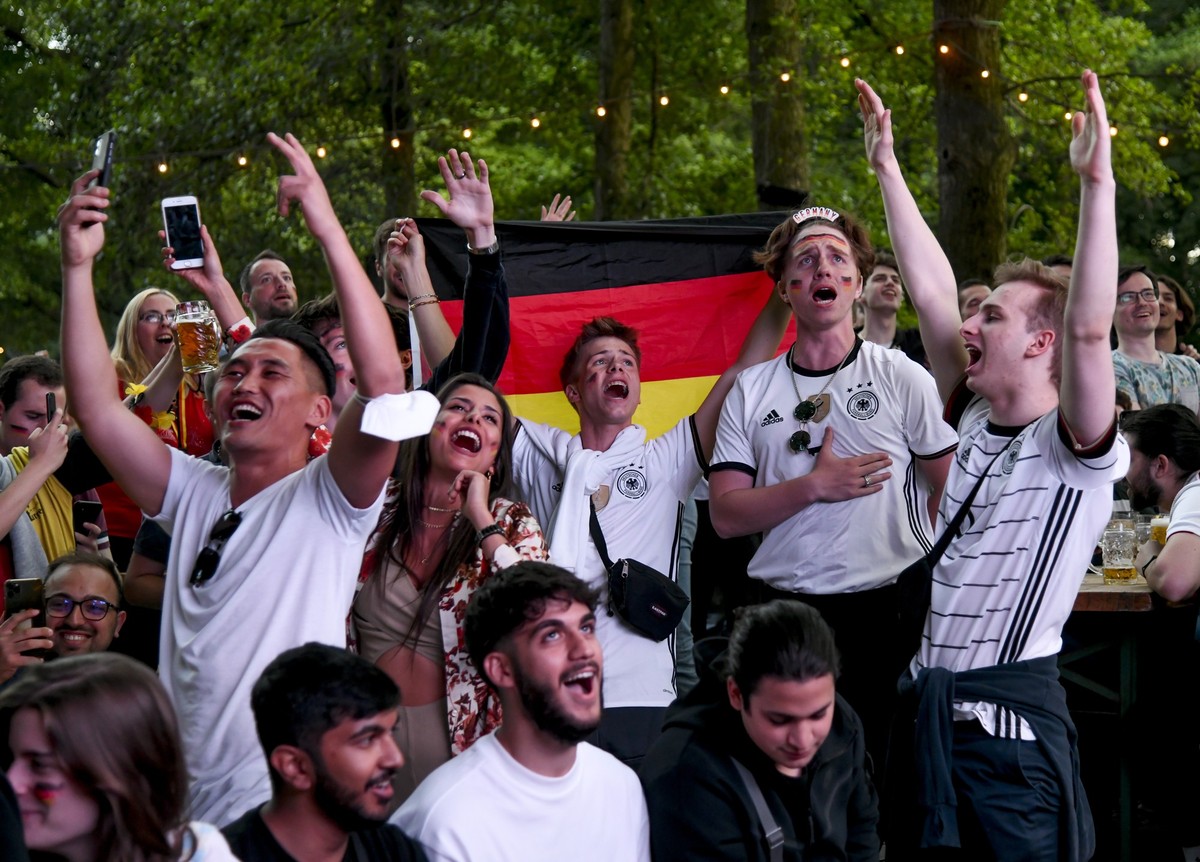 Fussball EM 2021 - Fans schauen Deutschland gegen Frankreich *** NUR FUeR REDAKTIONELLE ZWECKE *** EDITORIAL USE ONLY ***&lt;p&gt;Fussballfans aus Deutschland und Frankreich schauen am 15. Juni 2021 g ...