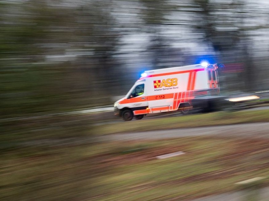 ARCHIV - Ein Rettungswagen ist mit Blaulicht im Einsatz. Foto: Julian Stratenschulte/dpa