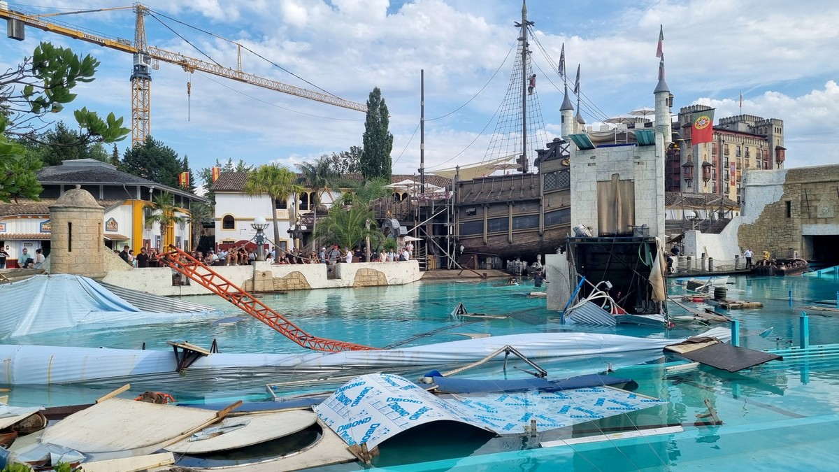 14.08.2023, Baden-W�rttemberg, Rust: Ein Blick auf das Areal der �High-Diving-Show �Retorno dos Piratas�� und das Becken der Attraktion �Atlantica SuperSplash� nach einem Unfall am Montag . Bei einem ...