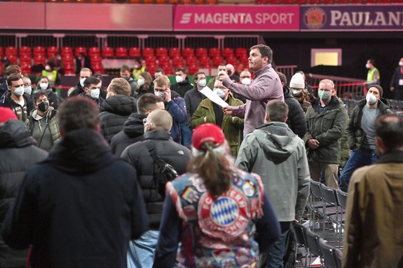 wuetende Proteste der Schickeria,Fans,Fussballfans am Ende der Versammlung.Ein Mitglied, das zu fortgeschrittener Uhrzeit nicht mehr zu Wort kam, ergreift das Wort nachdem die Bayern Bosse bereits das ...