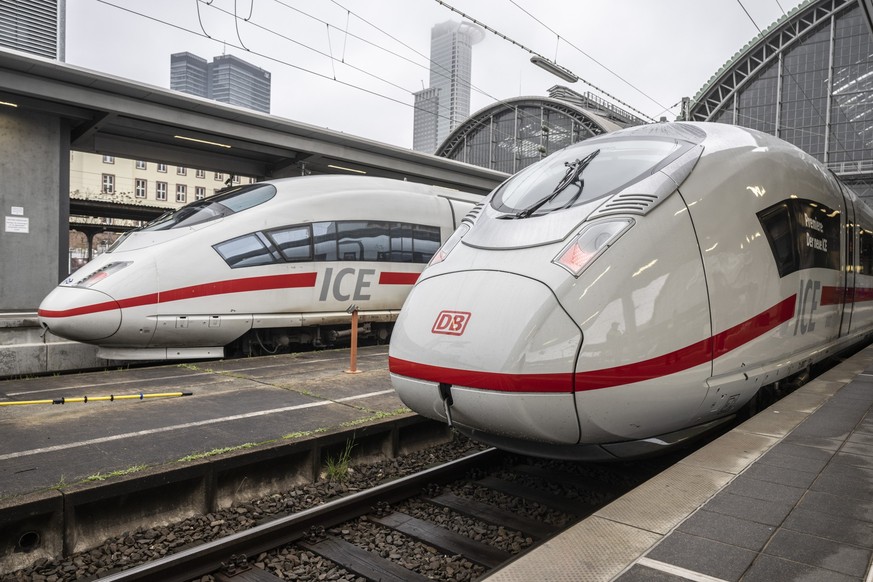 05.12.2022, Hessen, Frankfurt/Main: Zur Premiere des neuen ICE 3neo (r), steht der neue Schnellzug im Hauptbahnhof von Frankfurt neben einem ICE alter Bauart. Insgesamt hat die Deutsche Bahn 73 ICE 3n ...