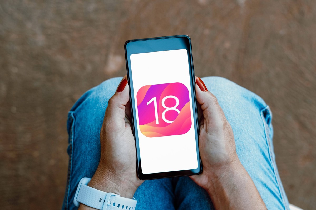 Photo illustration in Brazil - 10 Jun 2024 In this photo illustration, the Apple iOS 18 logo is displayed on a smartphone screen. Brazil Copyright: xRafaelxHenriquex/xSOPAxImagesx RAFAPRESS_10062024-0 ...