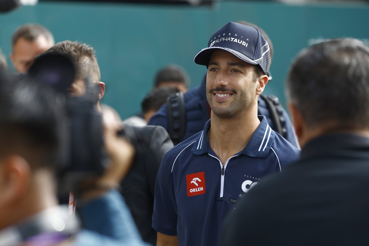 Formula 1 2023: Mexico City GP AUTODROMO HERMANOS RODRIGUEZ, MEXICO - OCTOBER 27: Daniel Ricciardo, Scuderia AlphaTauri, arriving in the paddock during the Mexico City GP at Autodromo Hermanos Rodrigu ...
