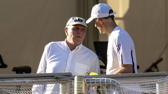 Fußball: Trainingslager von Bayern München am 15.07.23, Saison 2023/2024 in Rottach-Egern. Uli Hoeneß l. spricht mit Münchens Trainer Thomas Tuchel. *** Soccer training camp of Bayern Munich on 15 07  ...