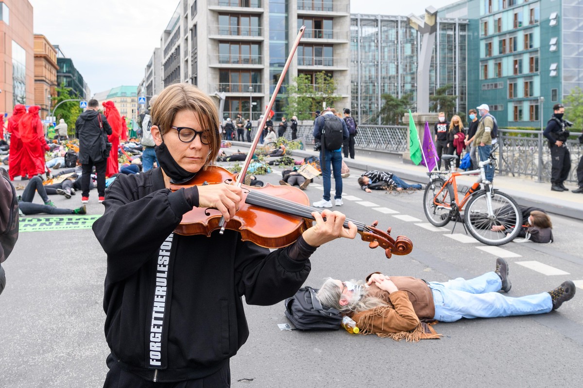 133/ Rebellion wave: Tag1, Die In auf der Marschallbruecke waehrend der Demonstration von Extinction Rebellion "Trauerzug der Toten Baeume", Manon Gerhardt spielt Bratsche, Marschallbruecke, ...