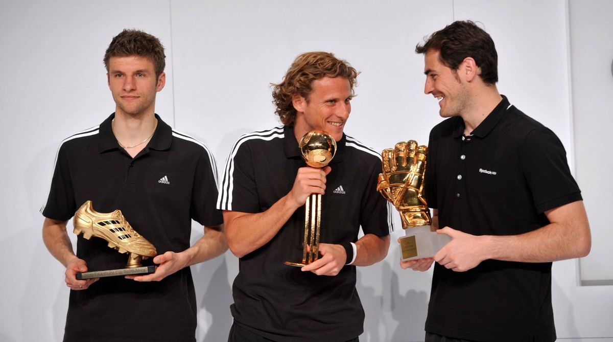 Bildnummer: 07127708 Datum: 14.12.2010 Copyright: imago/Schmidhuber
Herzogenaurach, FIFA Preisverleihung f�r die besten WM Fu�baller 2010: v.li.: Thomas M�ller (GER, Torsch�tzenk�nig), Diego Forlan ( ...