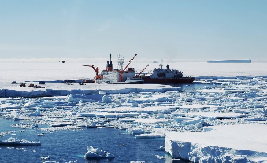 Bildnummer: 53487087 Datum: 25.06.2006 Copyright: imago/blickwinkel
Das Forschungsschiff Polarstern in der Antarktis wird an der Schelfeiskante entladen, Antarktis, Weddellmeer the research ship Polar ...