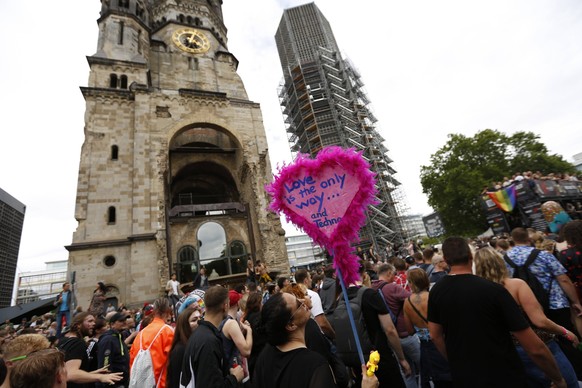 Germany: Rave the Planet Parade in Berlin Berlin: The Loveparade founder Dr. Motte has started his new techno spectacle Rave The Planet Parade on Berlin s Kurf�rstendamm. It s about peace and freedom  ...