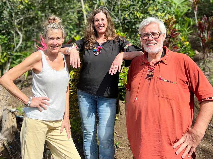 Kakaobauer Andreas (63) aus Guatemala mit Petra (57, l.) und Elke (62), beide aus Baden-W