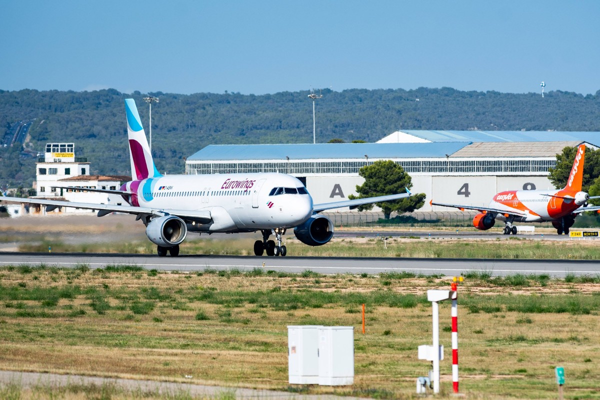 20240616 Palma de Mallorca Airport PALMA, SPAIN - JUNE 16 2024 : D-ABNK EUROWINGS AIRBUS A320-200 at - Palma de Mallorca Airport on June 16, 2024 in Palma, . Palma Baleares Spain *** 20240616 Palma de ...