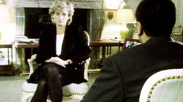 ARCHIV - 20.11.1995, Großbritannien, London: HANDOUT - Prinzessin Diana im Gespräch mit BBC-Reporter Martin Bashir beim Interview des britische Fernsehsenders BBC. Mehr als 25 Jahre nach einem legendä ...