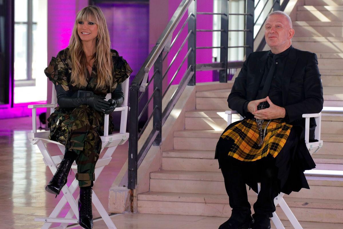 Heidi Klum freute sich sehr: Endlich – im 17. GNTM-Jahr – konnte sie erstmals Designer-Papst Jean Paul Gaultier begrüßen.