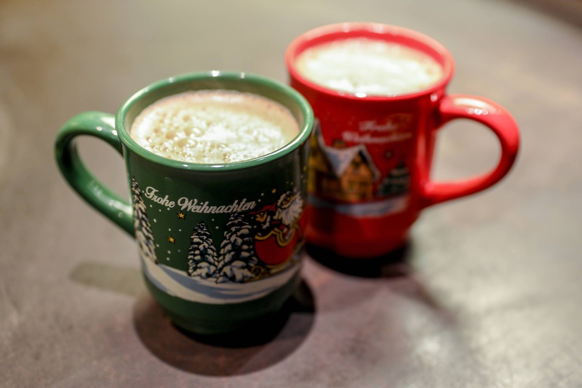 Gefüllte Weihnachtstassen mit Kakao Themenbild, Symbolbild, Weihnachtsmarkt, Essen, 05.12.18 Essen NRW Deutschland Weihnachtsmarkt *** Filled Christmas Cups with Cocoa Theme Picture Symbol Picture Chr ...