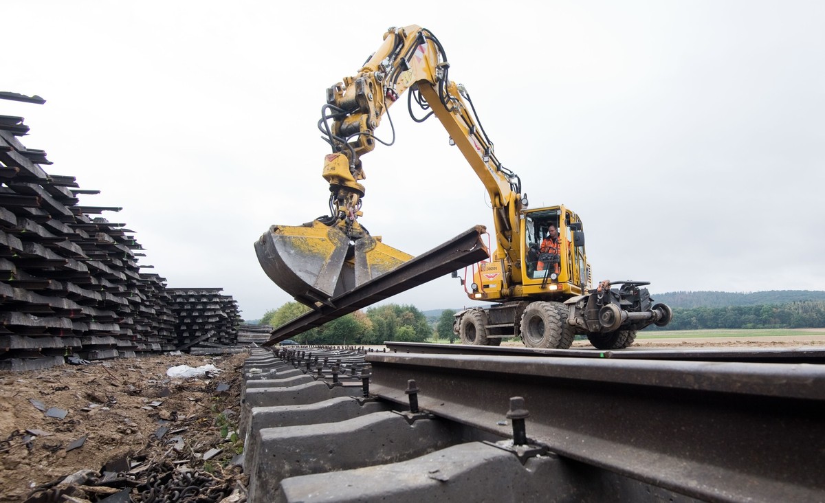 ARCHIV - 13.09.2019, Niedersachsen, Sorsum: Arbeiter zerlegen mit einem Bagger alte Bahnschienen w�hrend der Sanierung einer ICE-Trasse. Viele Kunden sind wegen Versp�tungen und Zugausf�llen unzufried ...
