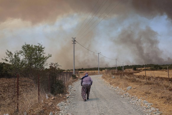 Wildfire Continue In Western Turkey Many villages were burned in the fire in Canakkale. The fire was partially brought under control as a result of the work that lasted throughout the night. From time ...