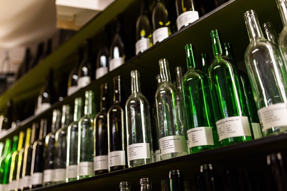 Leere Muster-Weinflaschen stehen im Verkaufsraum eines Großhändlers für Kellereibedarf in einem Regal. Badische Winzer müssen derzeit aufgrund einer Flaschenknappheit mehr für Weinflaschen bezahlen. D ...