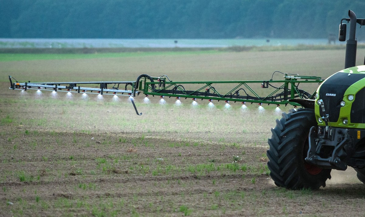 ARCHIV - 08.09.2016, Brandenburg, Petersdorf: Ein Landwirt fährt abends mit einer Pestizid- und Düngerspritze über ein Feld. Die Ernährungssicherheit wird laut EU-Kommission durch einen geringeren Pes ...