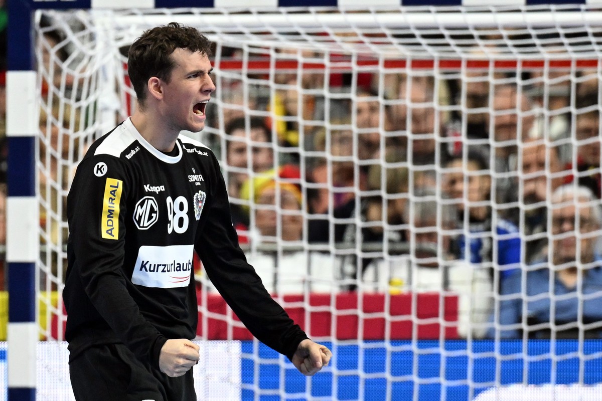 18.01.2024, Nordrhein-Westfalen, Köln: Handball: EM, Ungarn - Österreich, Hauptrunde, Gruppe 1, 1. Spieltag, Lanxess Arena. Österreichs Torwart Constantin Möstl bejubelt eine gelungene Aktion. Foto: F ...