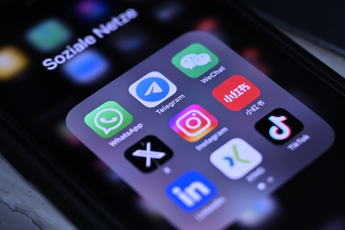 15.01.2025, China, Peking: Auf einem Smartphone-Display ist das rote Logo der chinesischen App Xiaohongshu (kleines rotes Buch) zu sehen. Xiaohongshu ist quasi eine chinesische Version von Instagram.  ...