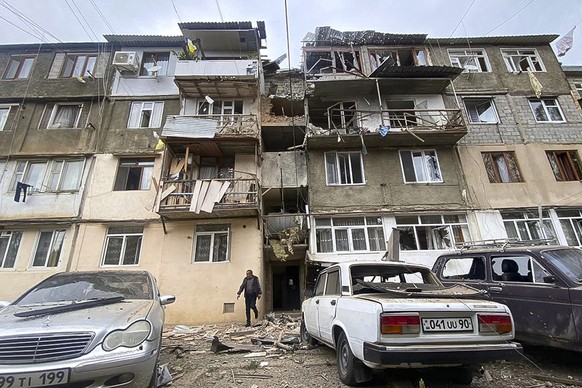 19.09.2023, Aserbaidschan, Stepanakert: Ein beschädigtes Wohnhaus nach einem Beschuss. Aserbaidschan im Südkaukasus fordert als Bedingung für das Ende seines Militäreinsatzes die Niederlegung der Waff ...
