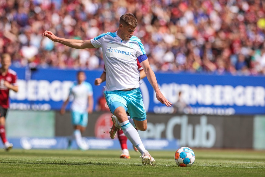 Simon Terodde schoss in der abgelaufenen Saison Schalke mit 30 Toren in die Bundesliga. Nun soll er Konkurrenz im Sturm bekommen.