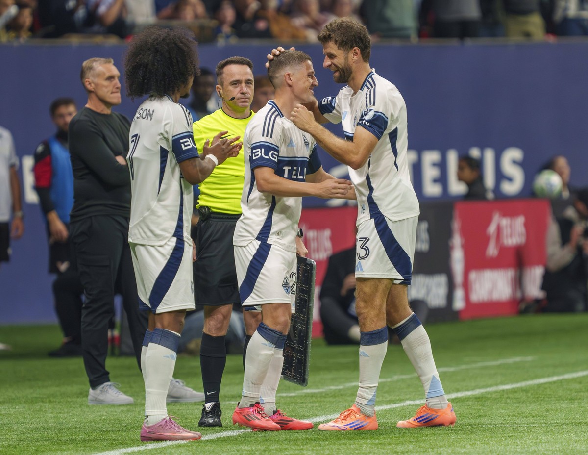 Soccer: Canadian Championship-Final-Vancouver FC at Vancouver Whitecaps FC Oct 1, 2025 Vancouver, British Columbia, CAN Vancouver Whitecaps FC midfielder Ryan Gauld 25 L is hugged by Vancouver Whiteca ...