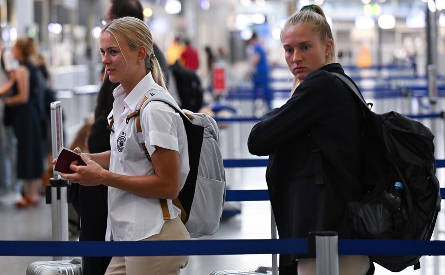 11.07.2023, Hessen, Frankfurt/Main: Fu�ball: Nationalteam, Frauen, WM, Abflug der DFB-Frauen zur WM nach Australien, Janina Minge (r) und Torh�terin Merle Frohms stehen vor der Abreise des Teams nach  ...