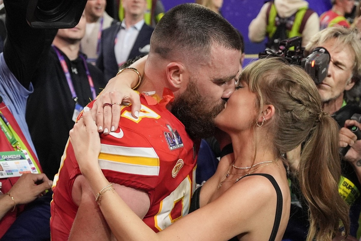 ARCHIV - 12.02.2024, USA, Las Vegas: American Football: Profiliga NFL, Play-off-Runde, Super Bowl, Kansas City Chiefs - San Francisco 49ers im Allegiant Stadium: Taylor Swift küsst Kansas City Chiefs  ...