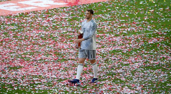 Soccer Football - Bundesliga - Bayern Munich v VfB Stuttgart - Allianz Arena, Munich, Germany - May 12, 2018 Bayern Munich&#039;s Manuel Neuer celebrates winning the Bundesliga REUTERS/Michaela Rehle  ...