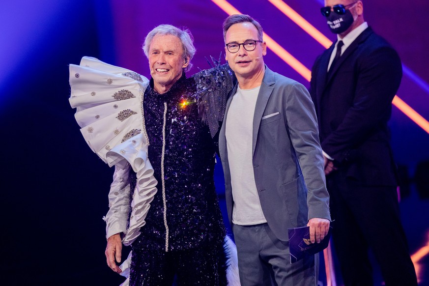 30.10.2021, Nordrhein-Westfalen, Köln: Peter Kraus (82), Sänger, steht als enttarnte Figur ·Das Stinktier· neben Moderator Matthias Opdenhövel in der Prosieben-Show &quot;The Masked Singer&quot; auf d ...