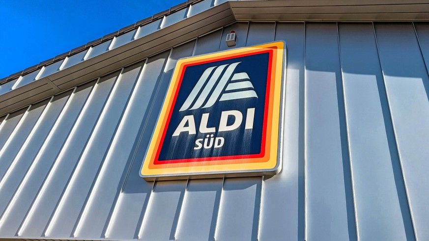 Düsseldorf 25.10.2022 Aldi Süd Lebensmittel Discounter Supermarkt Logo Düsseldorf Nordrhein-Westfalen Deutschland *** Dusseldorf 25 10 2022 Aldi Süd food discount supermarket logo Dusseldorf North Rhi ...