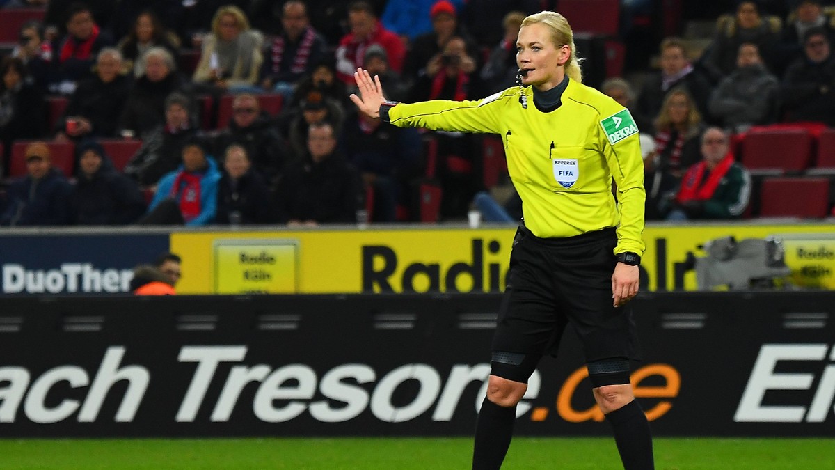 26.11.2017, xjhx, Fussball 1.Bundesliga, 1.FC Koeln - Hertha BSC Berlin, emspor v.l. Schiedsrichter Bibiana Steinhaus Koeln *** 26 11 2017 xjhx Soccer 1 Bundesliga 1 FC Koeln Hertha BSC Berlin emspor ...