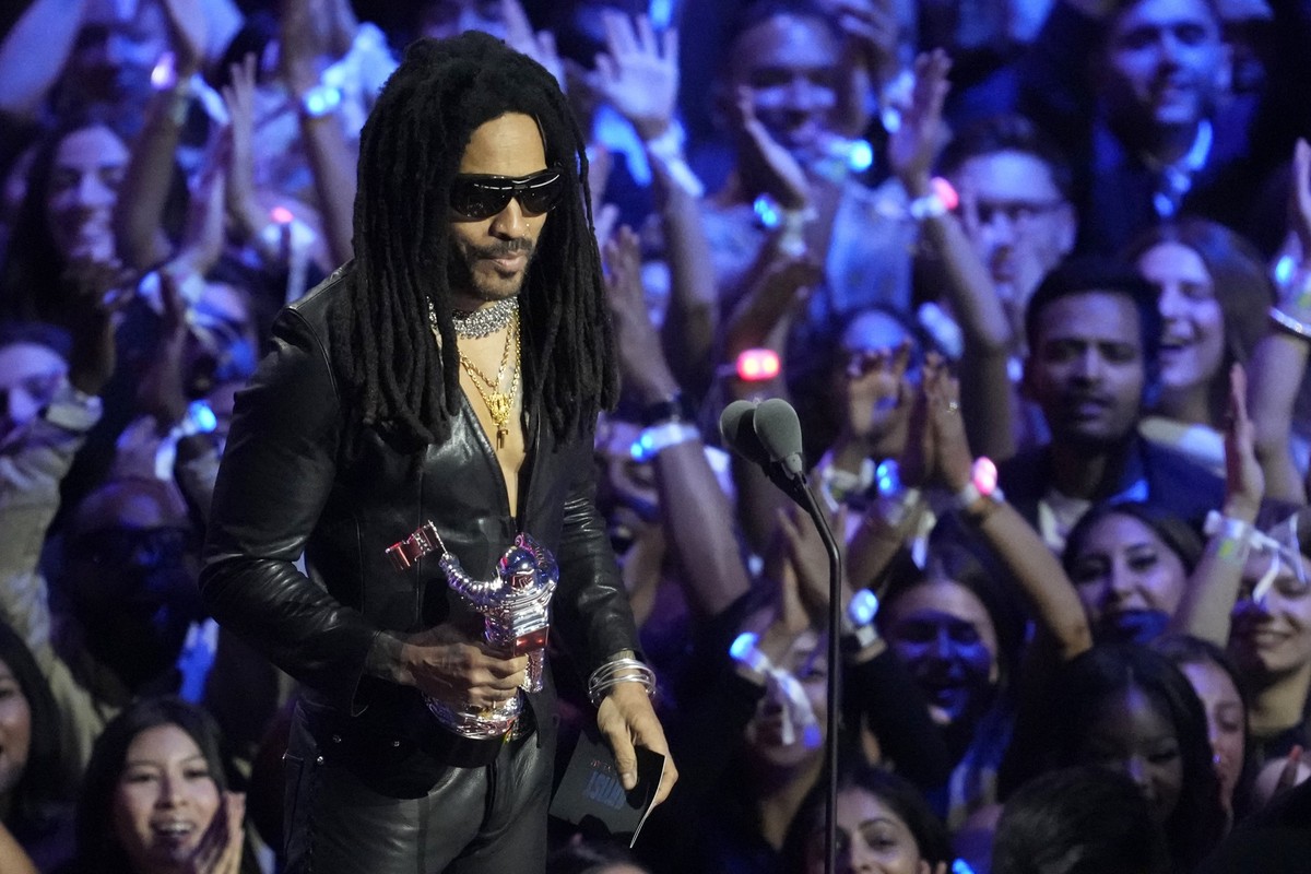 Lenny Kravitz presents the award for artist of the year during the MTV Video Music Awards on Sunday, Sept. 7, 2025, at UBS Arena in Elmont, N.Y. (Photo by Charles Sykes/Invision/AP)