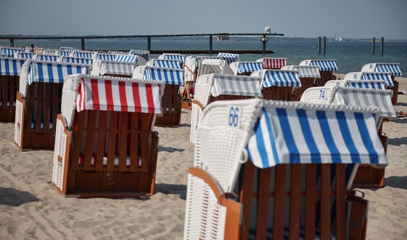 PRODUKTION - 15.05.2023, Schleswig-Holstein, Timmendorfer Strand: Strandkörbe stehen in Reih und Glied am Timmendorfer Strand. Für Strandkörbe und Strandzelte sollen Urlauber entlang der Küsten an der ...