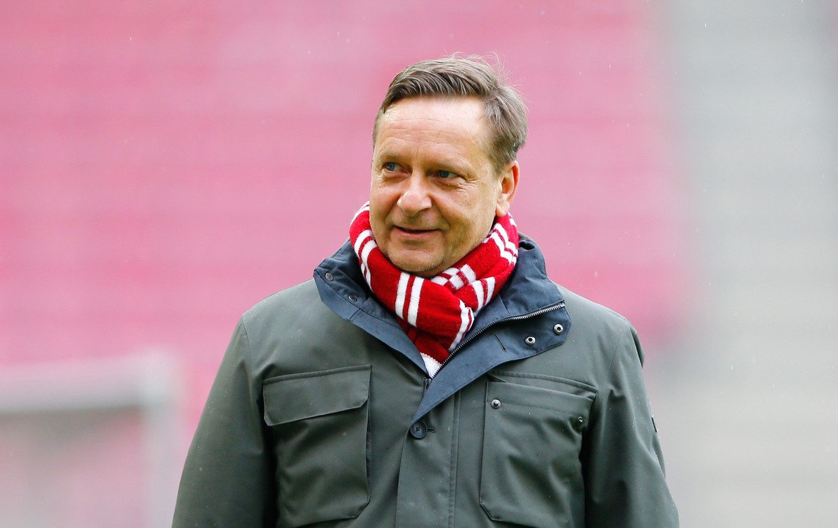 ARCHIV - 11.04.2021, Nordrhein-Westfalen, K�ln: Fu�ball: Bundesliga, 1. FC K�ln - FSV Mainz 05, 28. Spieltag im Rhein-Energie-Stadion. Horst Heldt, K�lns Gesch�ftsf�hrer Sport, geht vor dem Spiel durc ...