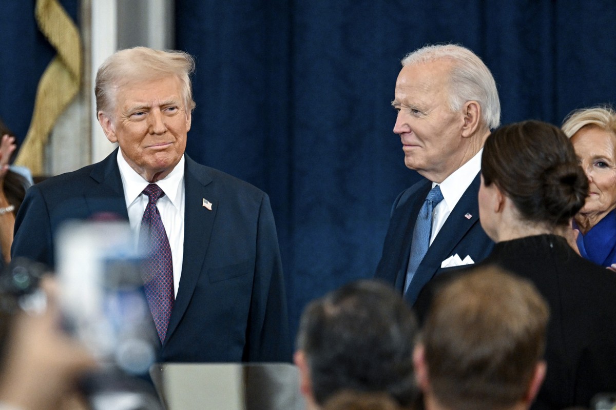 ARCHIV - 20.01.2025, USA, Washington: Der designierte Präsident Donald Trump, links, und Präsident Joe Biden treffen bei der 60. Amtseinführung des Präsidenten in der Rotunde des US-Kapitols in Washin ...