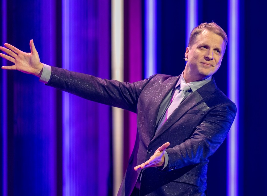 ARCHIV - 12.12.2022, Berlin: Comedian Oliver Pocher steht bei der Aufzeichnung des &quot;Quatsch Comedy Clubs&quot; auf der Bühne. Der Privatsender ProSieben präsentiert auf dem wichtigen Sonntagabend ...