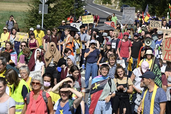 03.09.2022, Nordrhein-Westfalen, Lützerath: Menschen protestieren gegen den Abriss des Dorfes Lützerath im Braunkohleabbaugebiet bei Mönchengladbach. Foto: Roberto Pfeil/dpa +++ dpa-Bildfunk +++