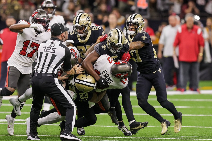 NFL, American Football Herren, USA Tampa Bay Buccaneers at New Orleans Saints Sep 18, 2022 New Orleans, Louisiana, USA New Orleans Saints cornerback Marshon Lattimore 23 and safety Marcus Maye 6 get i ...