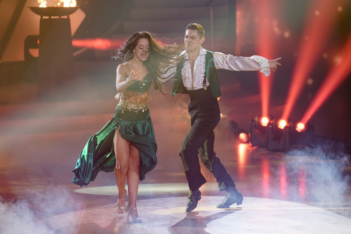 26.05.2023, Nordrhein-Westfalen, Köln: Die Sieger Malika Dzumaev (l) und Zsolt Sándor Cseke (r) tanzen bei der "Lets Dance Profi-Challenge". Foto: Henning Kaiser/dpa +++ dpa-Bildfunk +++