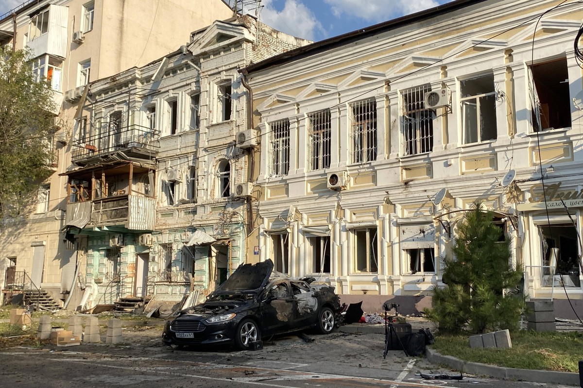 Russland, Drohnenangriff auf Rostow am Don RUSSIA, ROSTOV-ON-DON - SEPTEMBER 7, 2023: A dmaged vehicle is pictured at the scene of a drone fall. According to Rostov-on-Don Region Governor Vasily Golub ...
