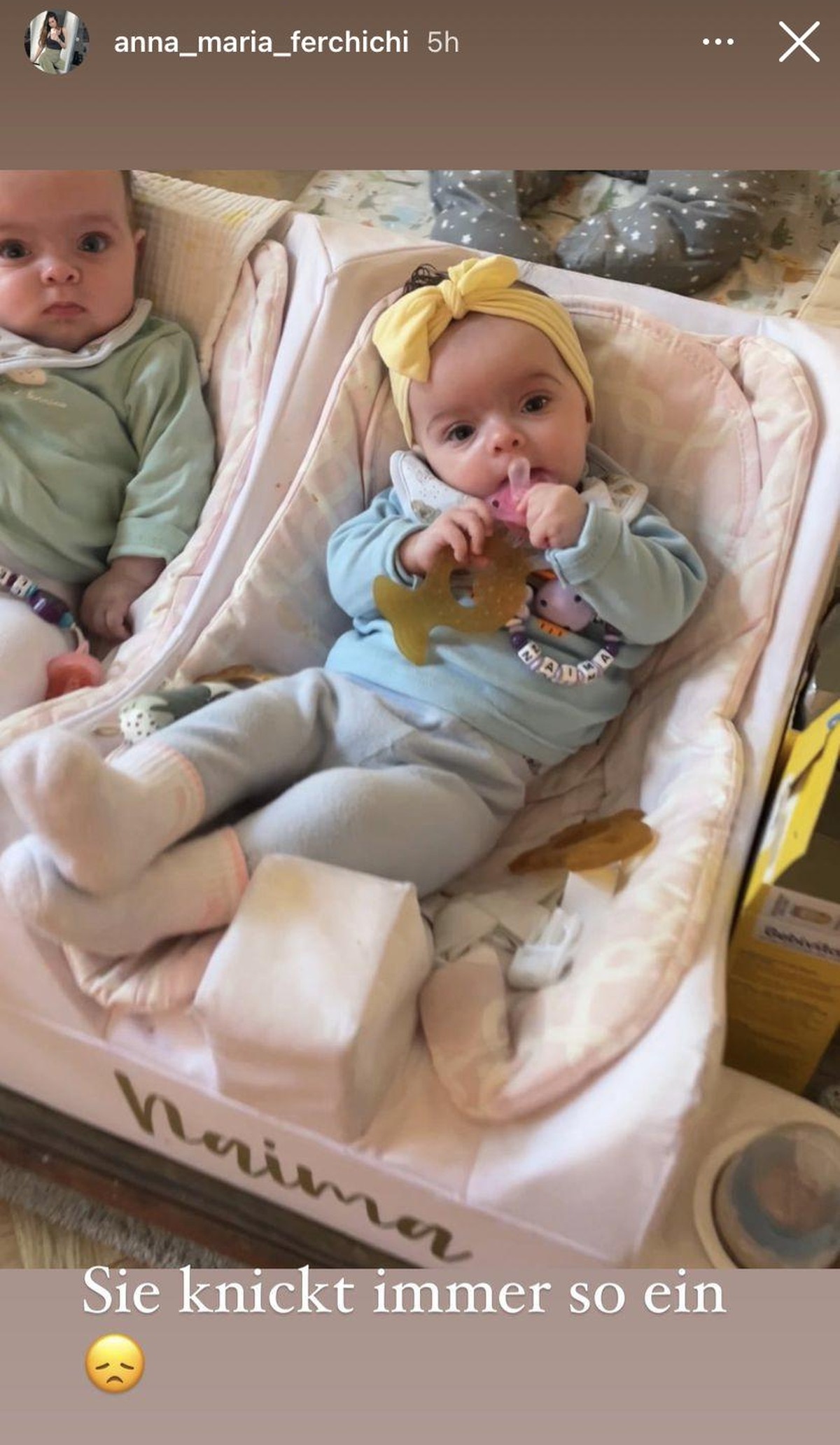 Amaya liegt hier in der Babyschale von Naima.