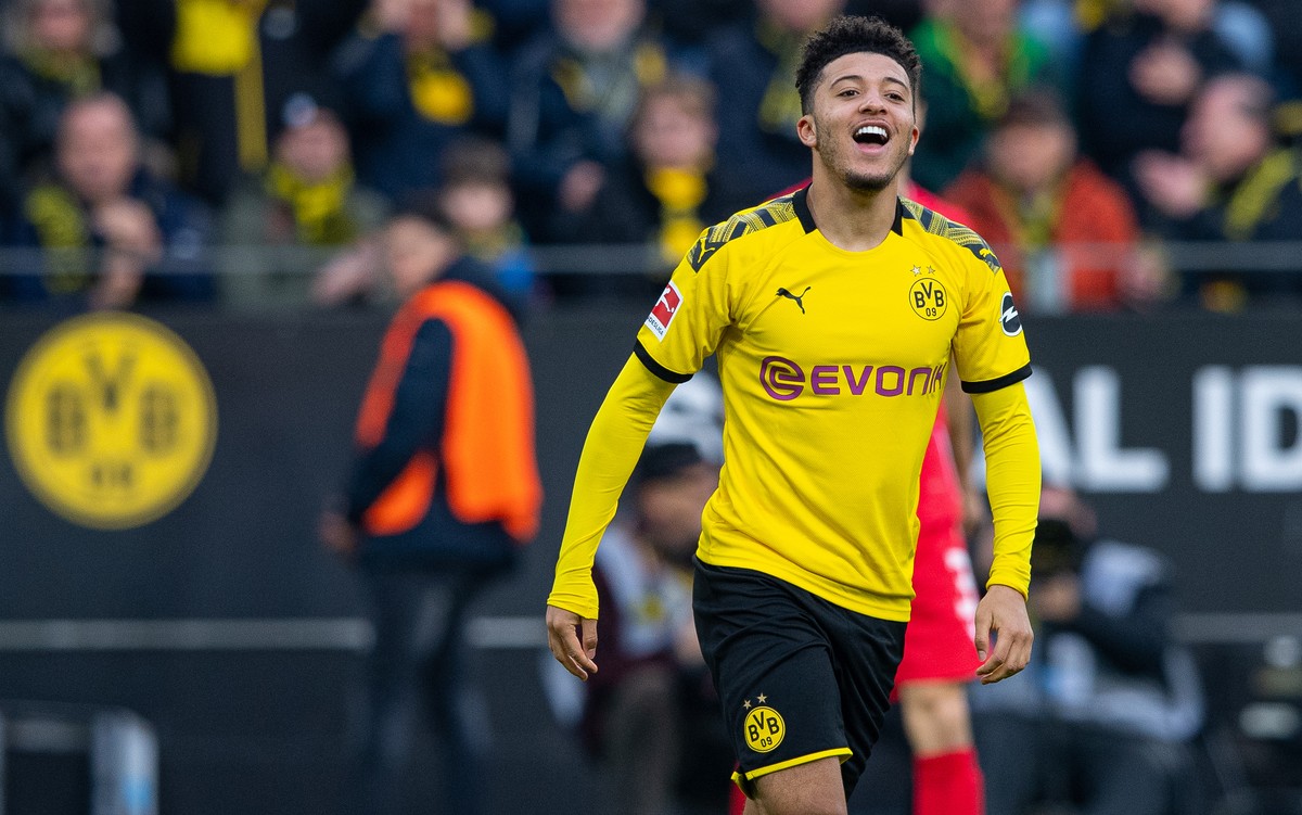 ARCHIV - 01.02.2020, Nordrhein-Westfalen, Dortmund: Fußball: Bundesliga, Borussia Dortmund - 1. FC Union Berlin, 20. Spieltag im Signal Iduna Park. Dortmunds Jadon Sancho steht nach seiner vergebenen  ...